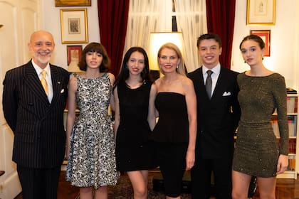 Los anfitriones, Max Gregorio Cernadas y Cecilia Scalisi, junto a sus hijos, Mercedes, Catalina, Máximo y Victoria Gregorio Cernadas