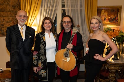 Los anfitriones, Maximiliano Gregorio Cernadas y Cecilia Scalisi, junto a la pianista Lucía Caruso y el guitarrista Pedro Da Silva