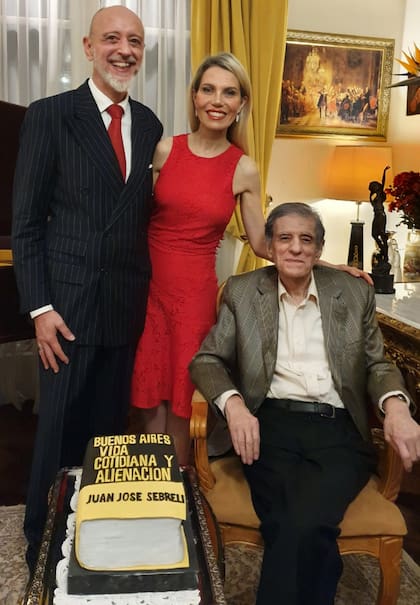 Los anfitriones Maximiliano Gregorio-Cernadas y Cecilia Scalisi junto a Juan José Sebreli