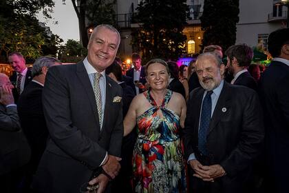 Los anfitriones y el exdiputado Eduardo Amadeo