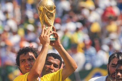 Los Ángeles, 17 de julio de 1994: el lateral izquierdo brasileño Branco con la Copa del Mundo, el 'Tetra' para el Scratch después de derrotar a Italia en la definición por penales