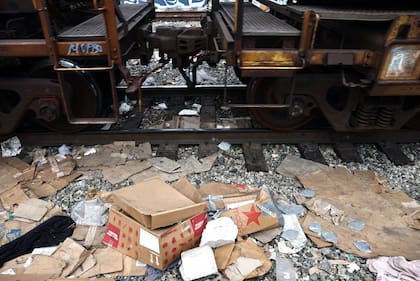 LOS ANGELES, CALIFORNIA. La basura fundamentalmente corresponde a empaques de envíos robados por quienes aprovechan la detención de los vagones. Mario Tama/Getty Images/AFP
