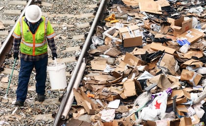 LOS ANGELES, CALIFORNIA - Un trabajador limpia las secciones de la línea del tren llenas de empaques de artículos robados de los vagones de carga. Mario Tama/Getty Images/AFP
== FOR NEWSPAPERS, INTERNET, TELCOS & TELEVISION USE ONLY ==