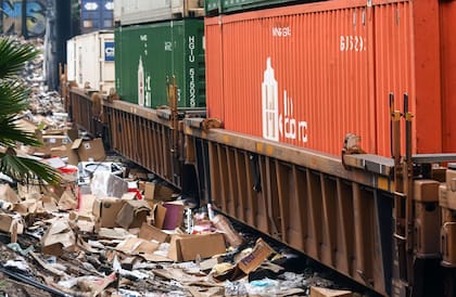 LOS ANGELES, CALIFORNIA. Un tren de Union Pacific pasa por la sección de las vías llenas de paquetes y basura. El área se ha visto afectada por una seria de robos, que la compañía estima, aumentaron en 160%. Mario Tama/Getty Images/AFP 