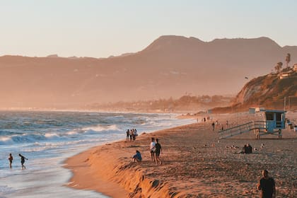 Los Ángeles es una gran ciudad para disfrutar de su clima conocido como el “Verano Eterno”. Cuenta con kilómetros de playas (como Malibú y South Bay)  en las que se pueden realizar todo tipo de actividades.