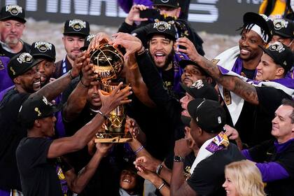 Los Angeles Lakers levantan el trofeo