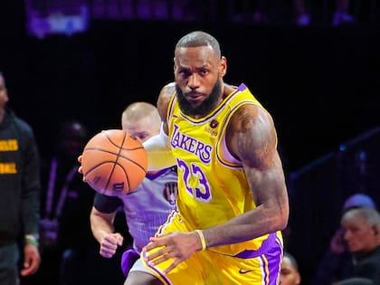 The Los Angeles Lakers will host the Denver Nuggets and LeBron James can become the first basketball player to surpass 40,000 points in his NBA career.
