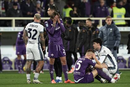 Los angustiados jugadores se consuelan luego que Edoardo Bove de la Fiorentina se desplomó durante el partido contra el Inter de Milán en la Serie A, el domingo 1 de diciembre de 2024, en Florencia. (Massimo Paolone/LaPresse vía AP)