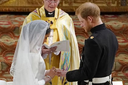 Los anillos. A diferencia de otros miembros de la realeza, el príncipe Harry llevará anillo de casamiento; otro gesto de modernidad fue que Meghan no le juró obediencia