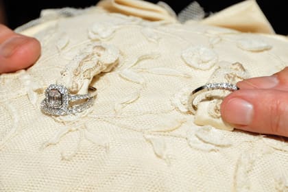 Los anillos, de oro blanco y brillantes. El de Fabián tiene seis piedras preciosas, una por cada año de amor.