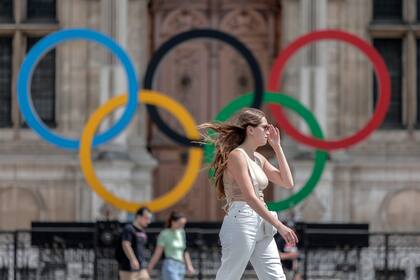 Los anillos olímpicos afuera del ayuntamiento de París; la ciudad se prepara para recibir a los Juegos Olímpicos en 2024