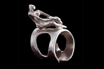 Los anillos y las esculturas fueron realizados con la técnica de la cera perdida.