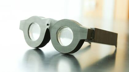 Un prototipo de los anteojos de foco variable creados en la universidad de Utah; faltan varios años para su disponibilidad comercial