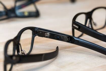 Los anteojos de Intel utilizan un laser de baja intensidad para reflejar las notificaciones sobre el cristal de las gafas
