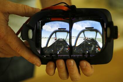 Los anteojos de realidad virtual funcionan proyectando imágenes en estéreo para simular un entorno tridimensional. En este caso, en un casco de la firma VRvana