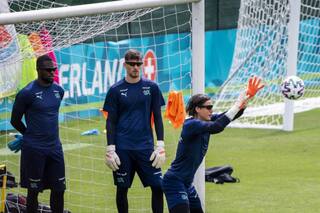 Desde un reloj de U$S6600 a guantes “con pinches”: los accesorios más curiosos de la Eurocopa