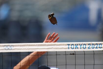 Los anteojos rotos usados por Nicolas Capogrosso # 1 del Equipo Argentina vuelan por el aire contra el Equipo Brasil durante el Preliminar Masculino - Grupo D en el primer día de los Juegos Olímpicos de Tokio 2020 en el Parque Shiokaze el 24 de julio de 2021 en Tokio, Japón.