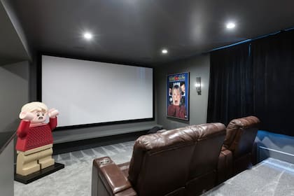 Los anteriores dueños realizaron una obra en el año 2018 y le agregaron una sala de cine (Grupo Dawn McKenna, Coldwell Banker Realty)