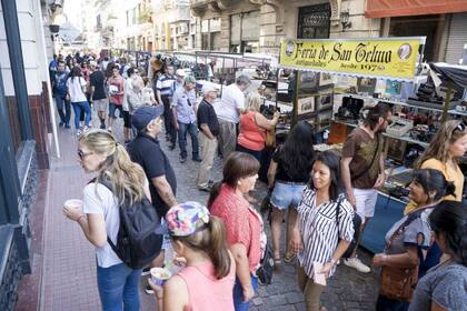 Los anticuarios tienen puestos en la calle entre Defensa y Humberto Primo