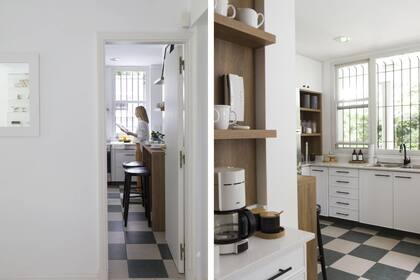 Los antiguos frentes laqueados de los muebles se reemplazaron por termoformado
blanco con moldura fina y tiradores negros (Di Mario), interrumpido por algunos sectores
en melamina Faplac ‘Scotch’ para darle calidez.