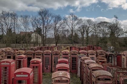 Los aparatos terminaron en un cementerio de cabinas telefónicas que se encuentra en el pequeño pueblo de Carlton Miniott, en el norte de Inglaterra