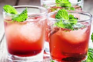 Acodarse en una mesita está entre las cosas más valiosas de la vida en la ciudad