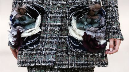 Los apliques de flores hechos con plumas, unas de las especialidades de Chanel Couture