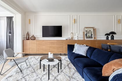 Los apliques de latón sobre la pared le dan una aire sofisticado al espacio.