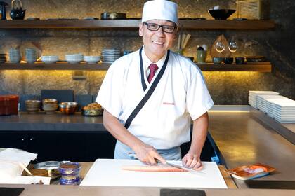 "Los aprendices empezábamos haciendo rolls, lo más barato, aunque el sushi tradicional es el nigiri. Espiaba el salón a través de una cortina del lugar donde trabajaba. Pasó un año hasta que pude aprender en la barra, cuando no había nadie. Estaba lejos de ser un 'itamae', no tenía la habilidad de hablar con los clientes ni de elegir el pescado aún", recuerda