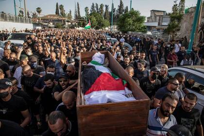 Los árabes llevan el ataúd de un hombre árabe-israelí de 25 años que fue asesinado a tiros durante los disturbios de la noche anterior en la ciudad de Lod.