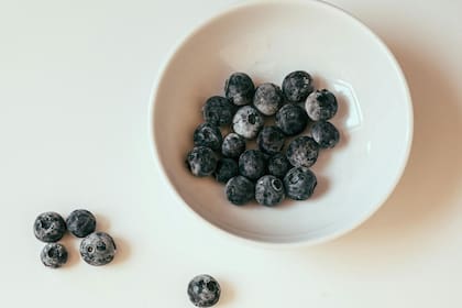 Los arándanos son reconocidos por su alto contenido en antioxidantes y flavonoides, sustancias que protegen las células del cerebro de los daños oxidativos (imagen ilustrativa)
