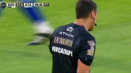 Los árbitros, con la leyenda en la camiseta