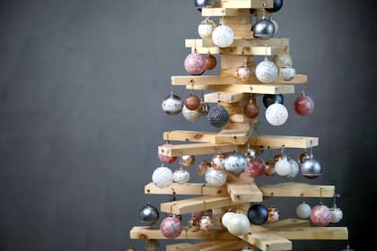 Los árboles de Navidad de madera son una buena opción minimalista.