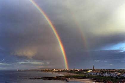 Los arcoíris siempre se destacan en el cielo por lo poco común que es verlos
