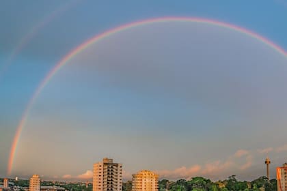 Los arcoíris son un fenómeno natural que contiene los colores principales