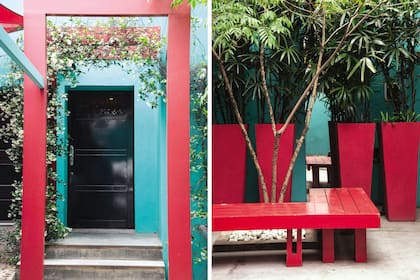 Los arcos de madera pintados de rojo (que contrastan con el color de la casa) enfatizan la entrada principal y fueron “alivianados” con el verde de los jazmines.