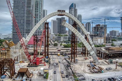 Los arcos del puente buscan simbolizar la unión de diversas culturas que hay en Miami