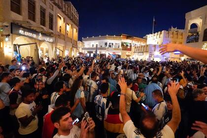 Los argenitnos hicieron el banderazo en la zona de Souq Waqif, que todas las noches parece un hormiguero de gente