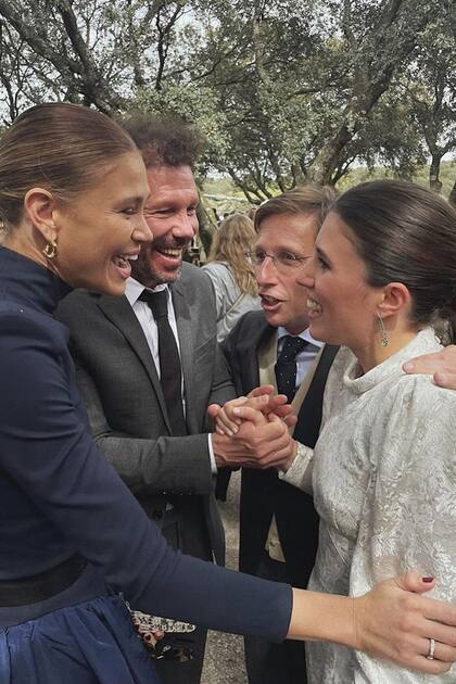 Los argentinos Carla Pereyra y Diego Simeone saludan a los recién casados.