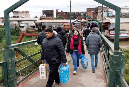 Los argentinos compran productos en Nanawa, Paraguay