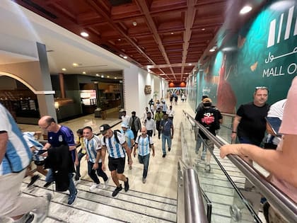 Los argentinos copan el Mall of Qatar en la previa del cruce con Australia