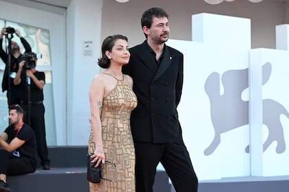 Los argentinos Dolores Fonzi y Santiago Mitre en la alfombra roja de la ceremonia de clausura del Festival de Venecia