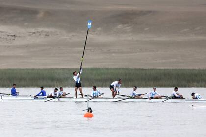 Los argentinos festejan sobre el bote un triunfo histórico en el remo; Ivan Carino sostiene la bandera.