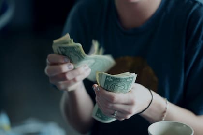 Los argentinos guardan más de US$270.000 millones fuera del sistema, según estimaciones oficiales del Indec