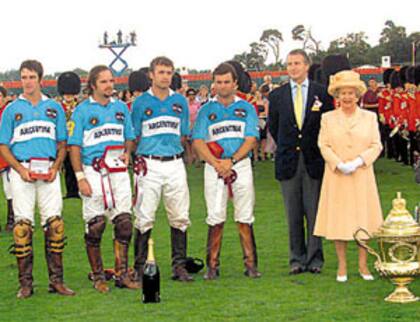 Los argentinos Matías MacDonough, Eduardo Heguy, Milo Fernández Araujo y Jorge Healy posan con Isabel II