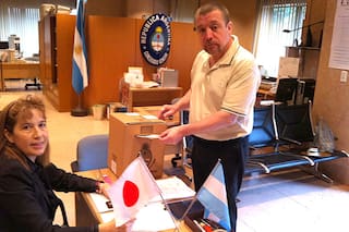 Los candidatos buscan capturar el sufragio del medio millón de electores que residen en el exterior