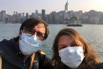 Los argentinos Salvador y Lucila con Hong Kong de fondo.