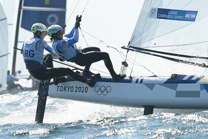 Los argentinos Santiago Lange y Cecilia Carranza Saroli  compiten en la carrera de foiling multicasco mixto Nacra 17 de vela de los Juegos Olímpicos de Tokio 2020.