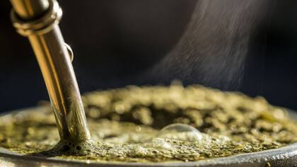 Los argentinos tomamos más mate que agua