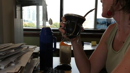 Los argentinos tomamos más mate que agua